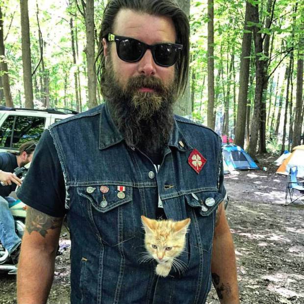cat-biker-saves-kitten-pat-doody-15.jpg 32-year-old biker and sheetmetal worker Pat Doody recently rescued a kitten while riding cross country from Nevada to New Jersey.